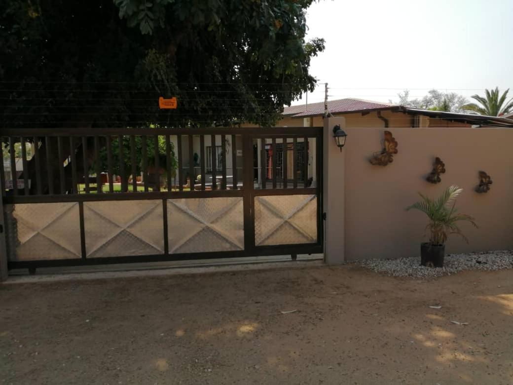 El-Kole Bed And Breakfast 추메브 외부 사진
